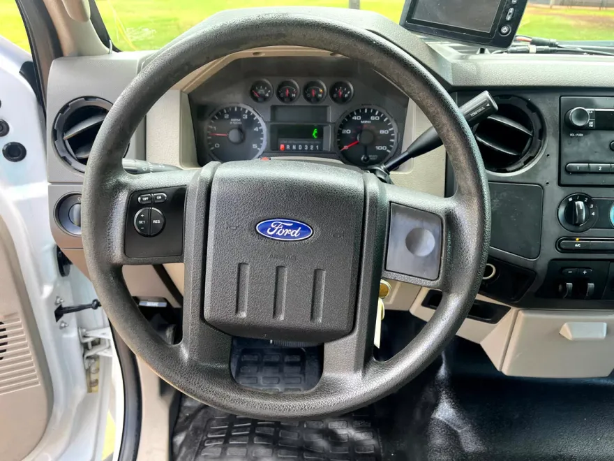 2009 Ford F-550 XLT photo 20