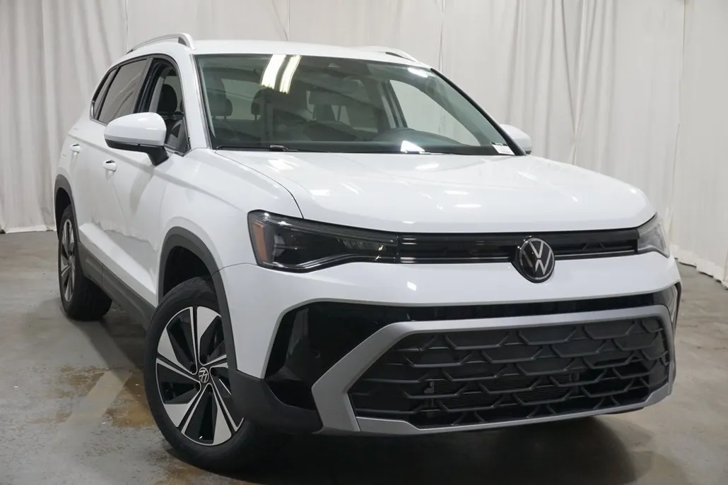 2025 Volkswagen Taos SE photo 1