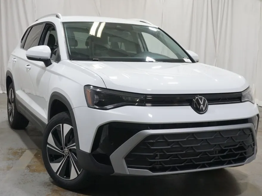 2025 Volkswagen Taos SE photo 1