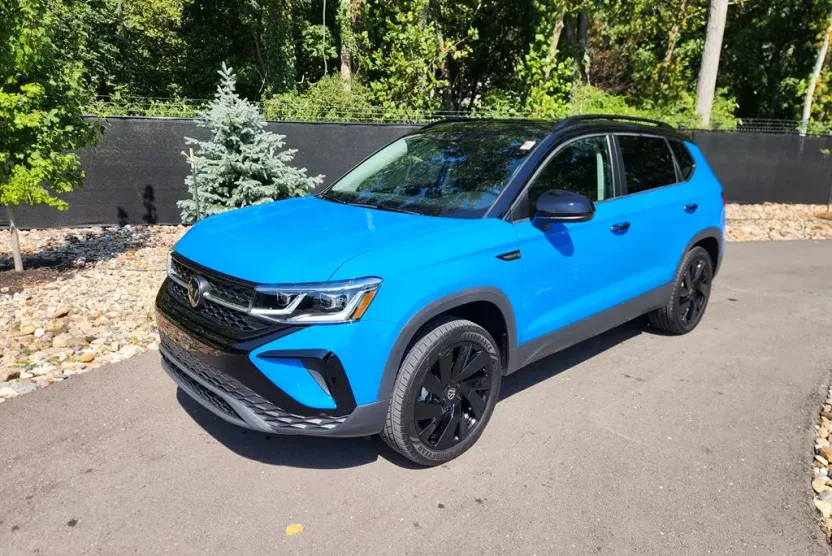 2024 Volkswagen Taos SE photo 1