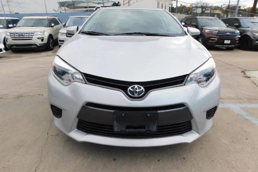 2015 Toyota Corolla LE photo 1