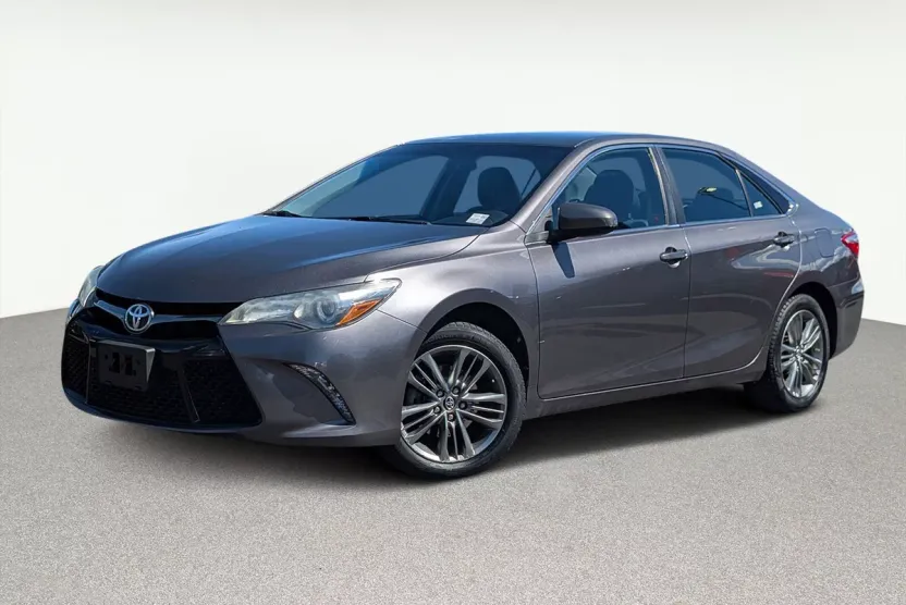 2016 Toyota Camry SE photo 1