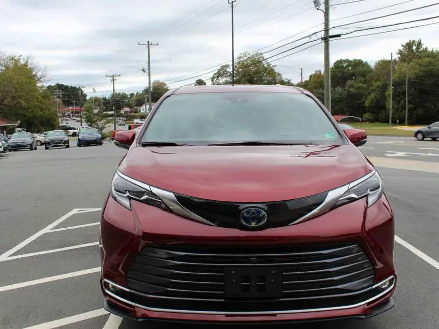 2022 Toyota Sienna Platinum photo 1