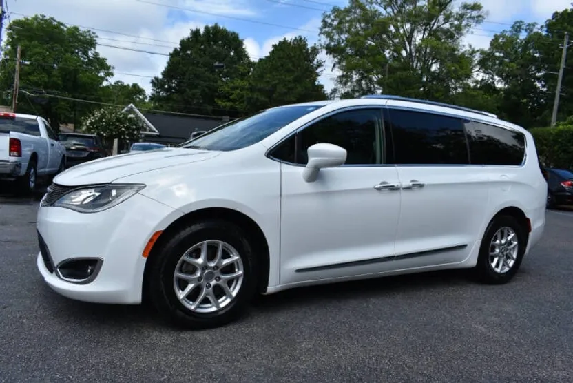 2020 Chrysler Pacifica Touring L photo 1