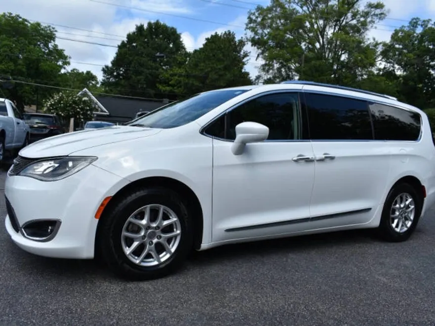 2020 Chrysler Pacifica Touring L photo 1