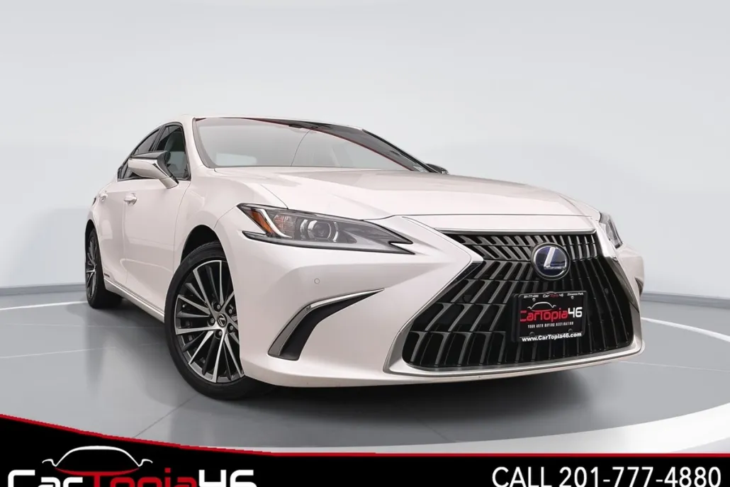 2022 Lexus ES 300h photo 1