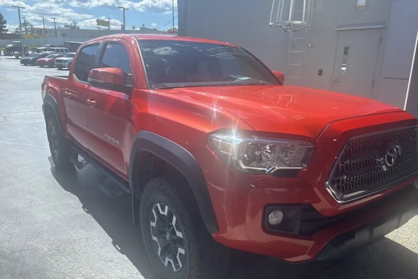 2017 Toyota Tacoma TRD Off-Road 4x4 photo 1