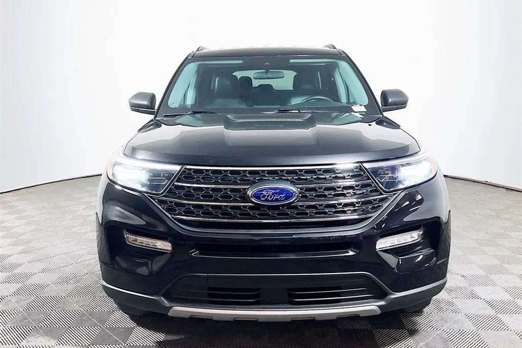 2023 Ford Explorer XLT photo 1