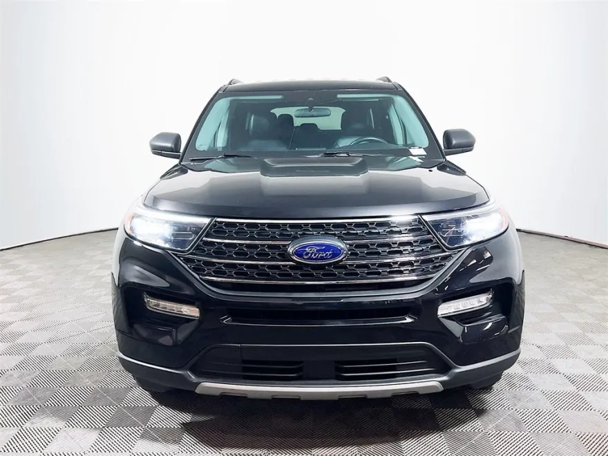 2023 Ford Explorer XLT photo 1
