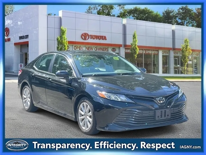 2020 Toyota Camry LE photo 1