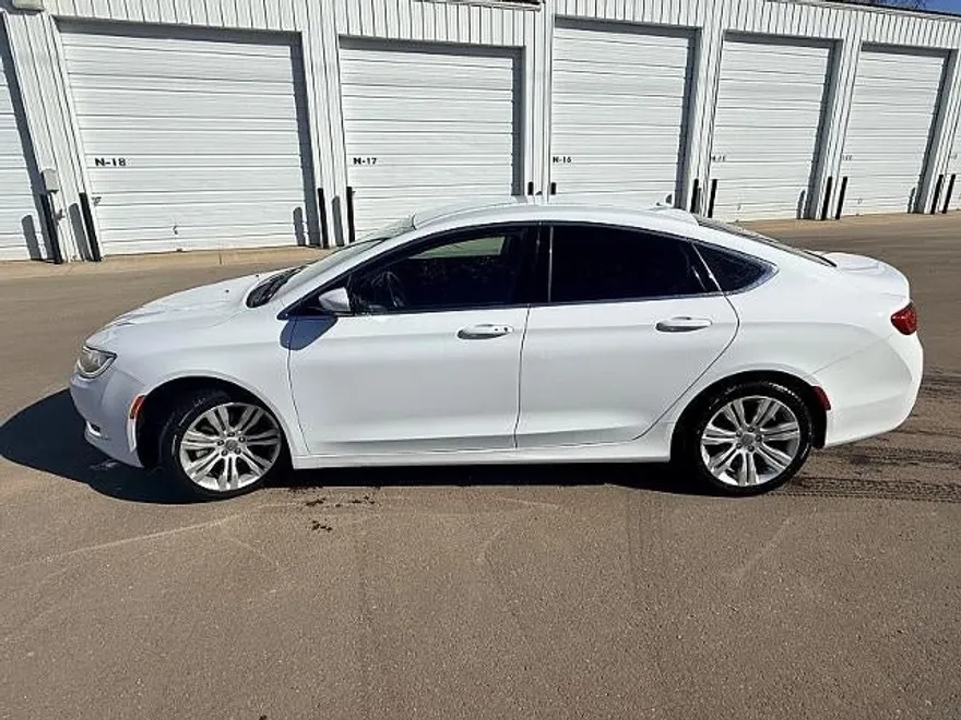 2015 Chrysler 200 Limited photo 1