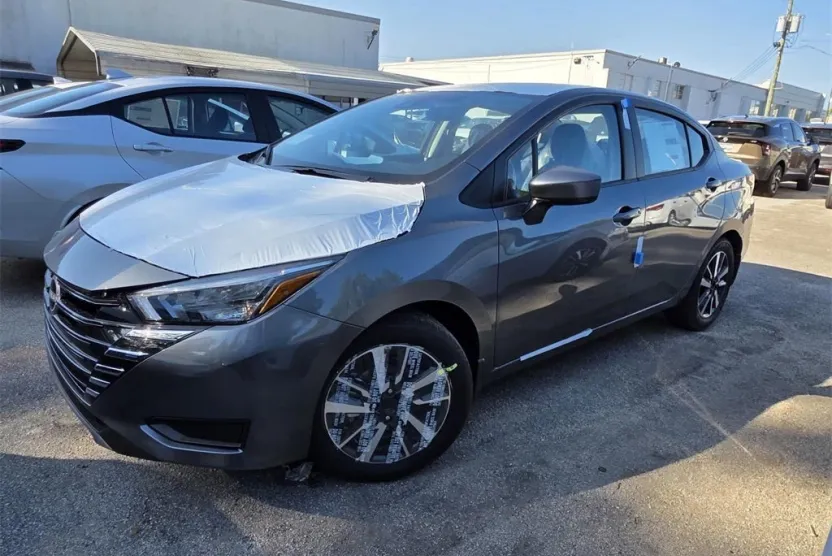 2025 Nissan Versa 1.6 SV photo 1