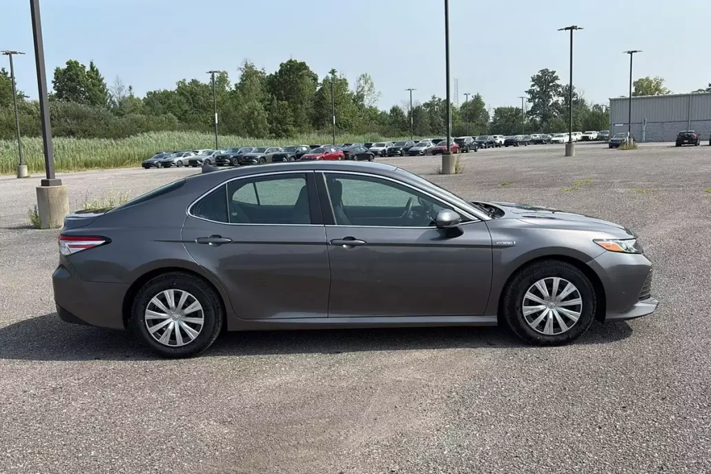 2020 Toyota Camry Hybrid LE photo 1