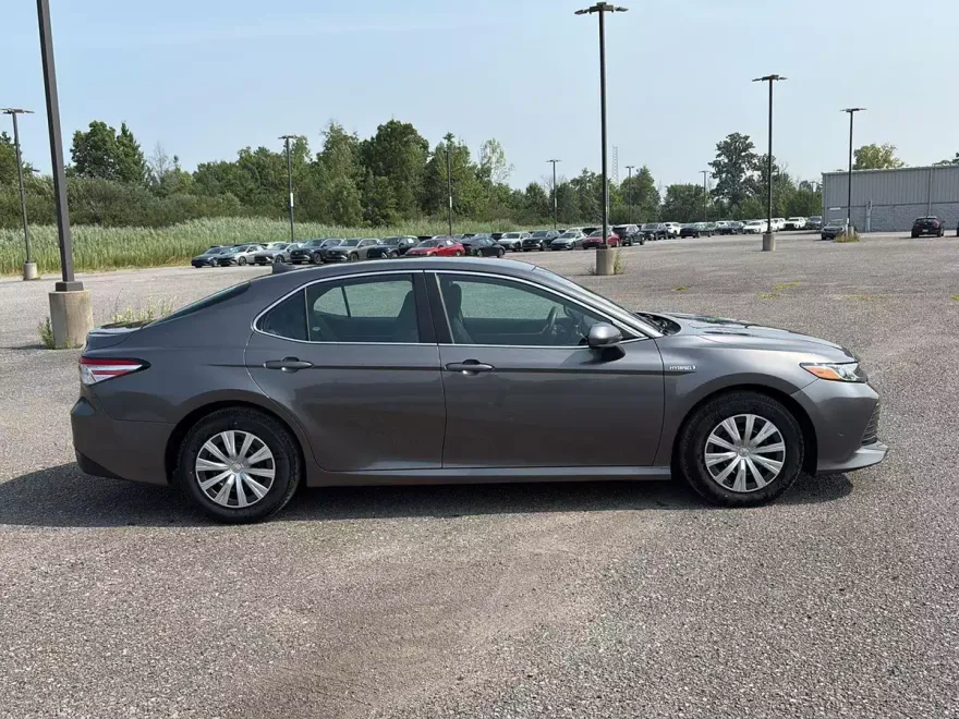 2020 Toyota Camry Hybrid LE photo 1