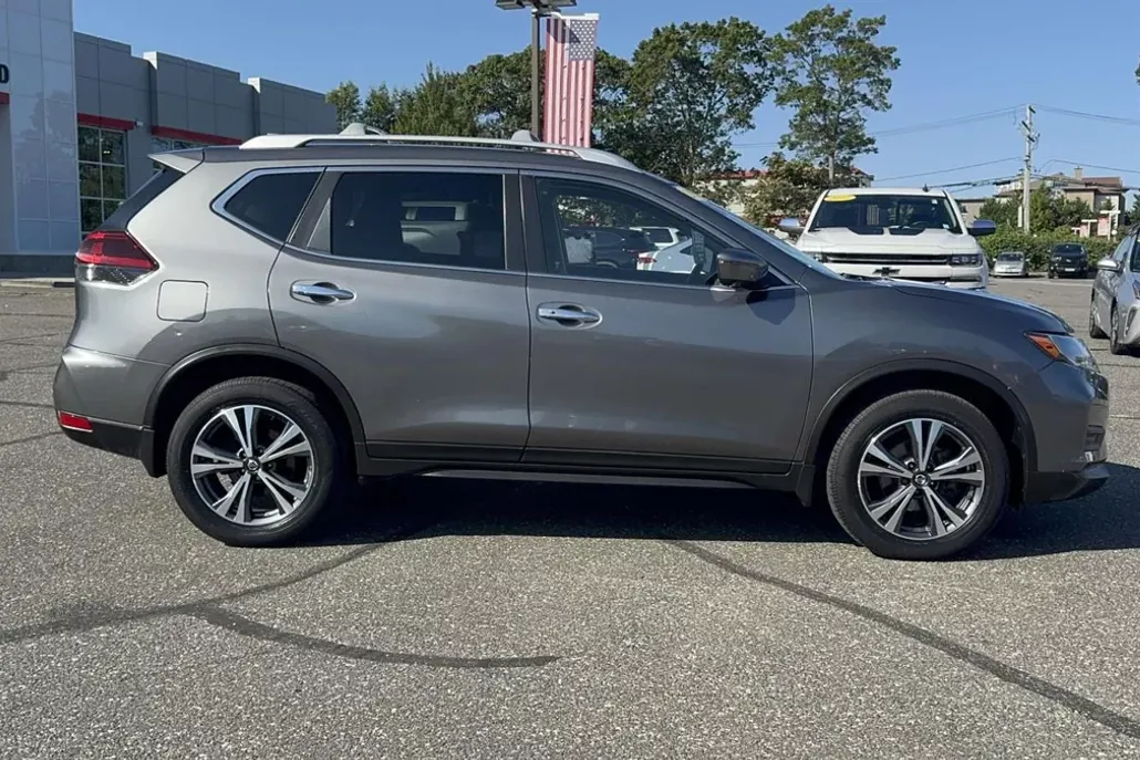 2019 Nissan Rogue SV photo 1