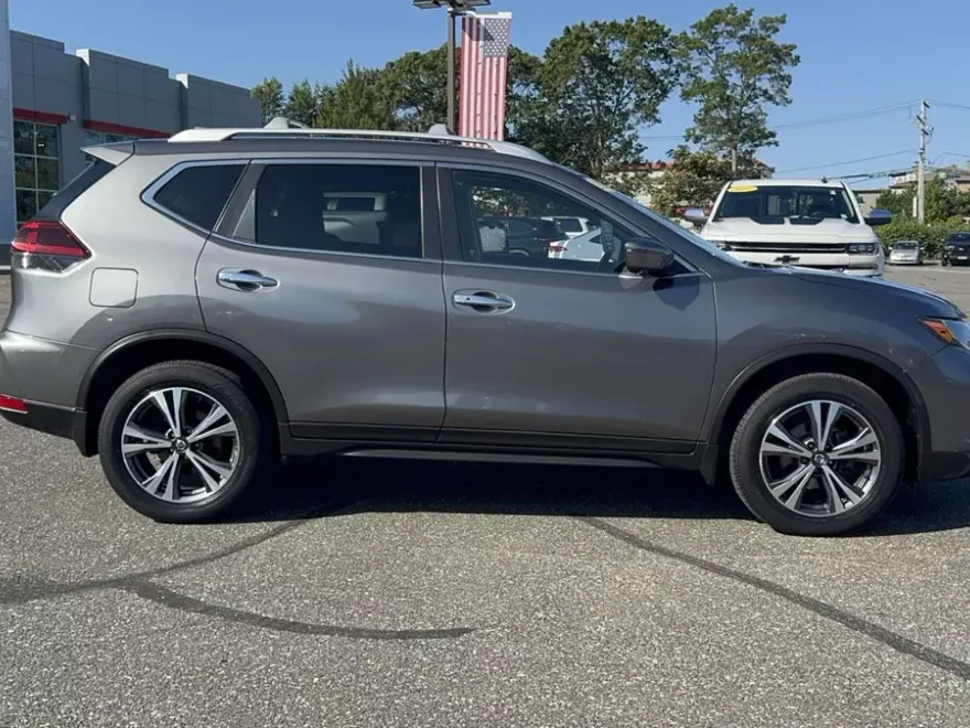 2019 Nissan Rogue SV photo 1