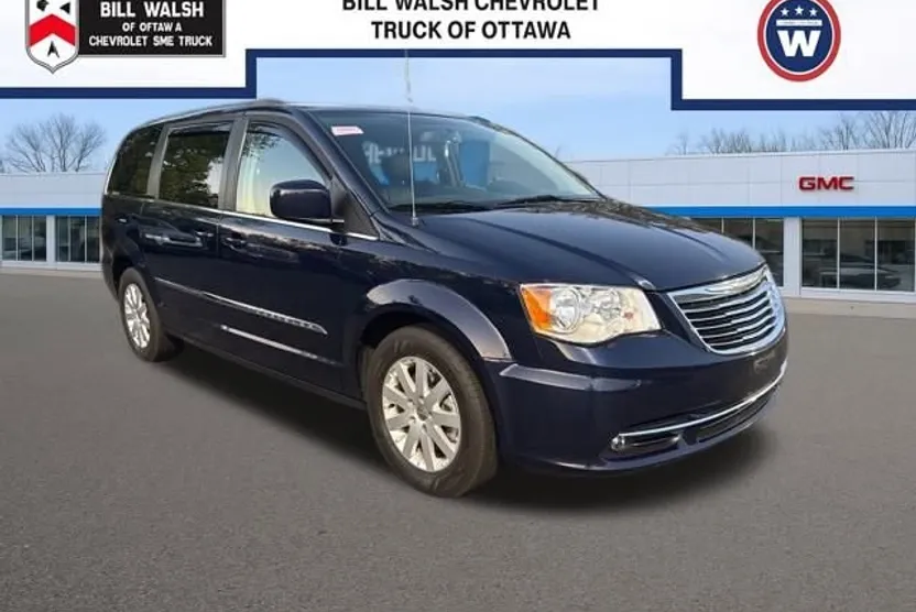 2016 Chrysler Town & Country Touring photo 1