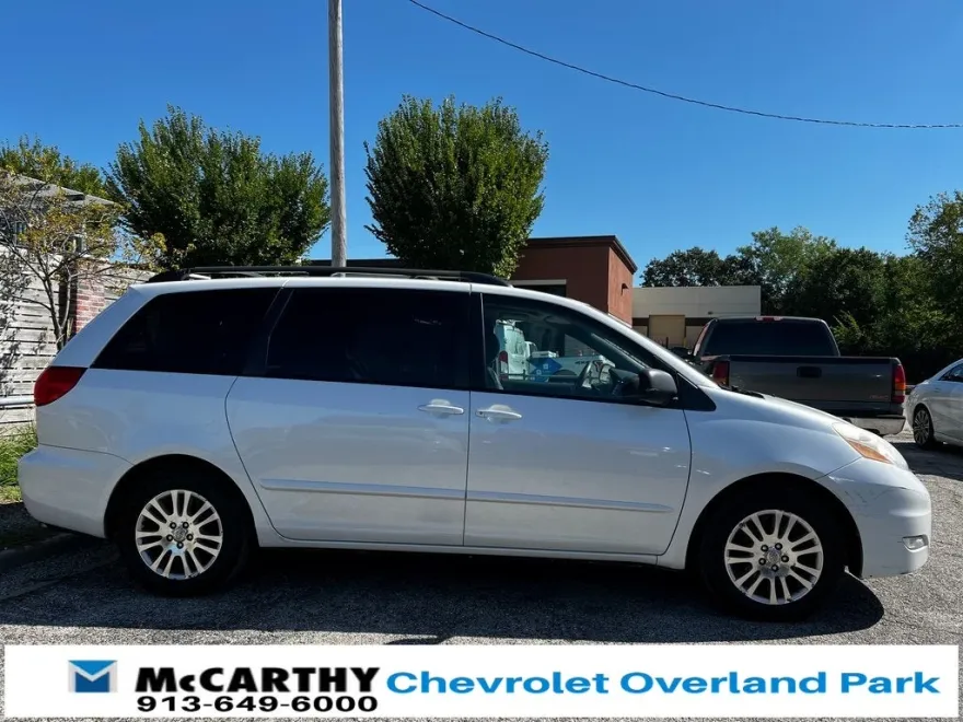 2010 Toyota Sienna XLE photo 1