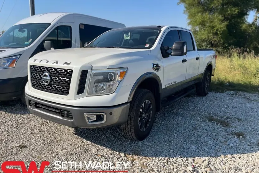 2017 Nissan Titan PRO-4X photo 1