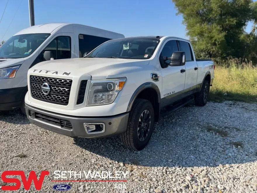 2017 Nissan Titan PRO-4X photo 1