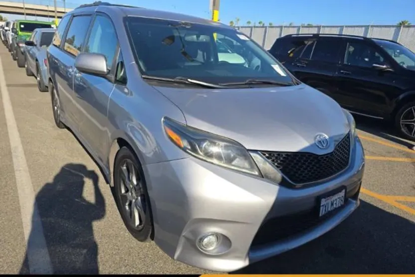 2017 Toyota Sienna SE Premium photo 1