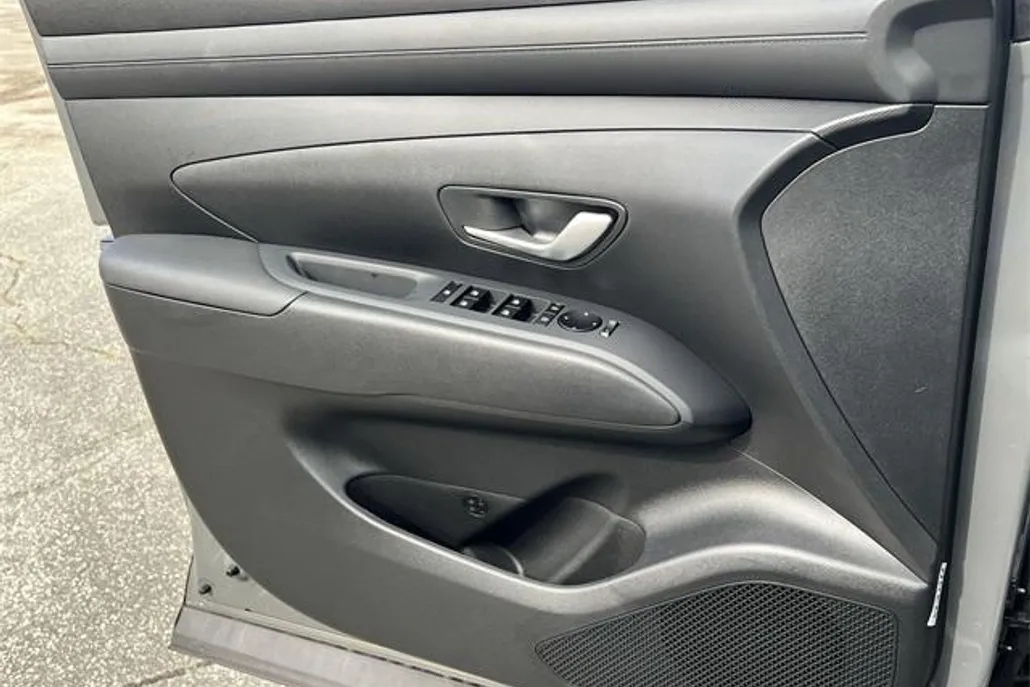 2025 Hyundai Santa Cruz SE photo 1
