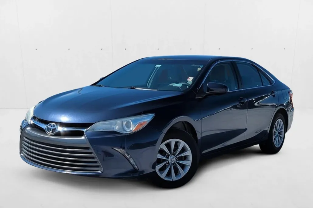 2016 Toyota Camry LE photo 1