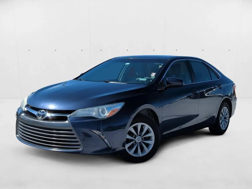 2016 Toyota Camry LE photo 1
