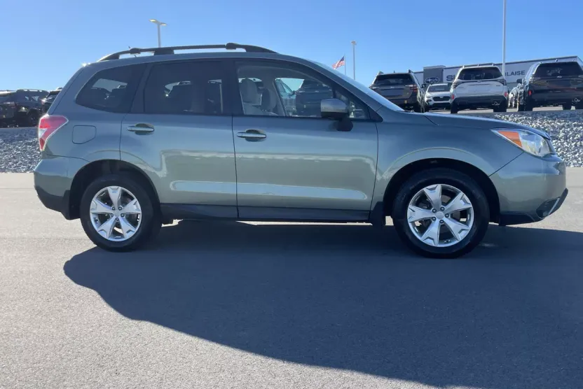 2015 Subaru Forester 2.5i Premium photo 1