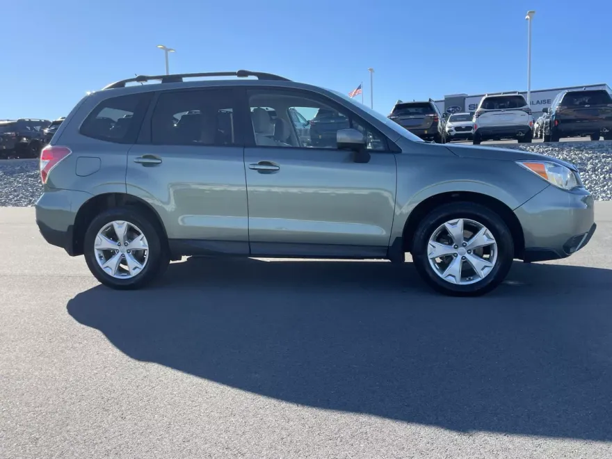2015 Subaru Forester 2.5i Premium photo 1