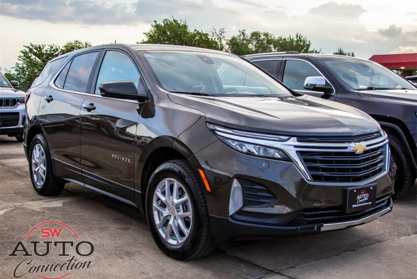 2023 Chevrolet Equinox LT photo 1