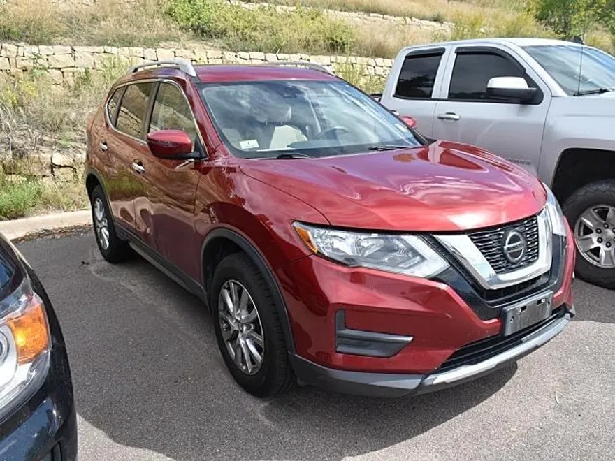 2019 Nissan Rogue SV photo 1