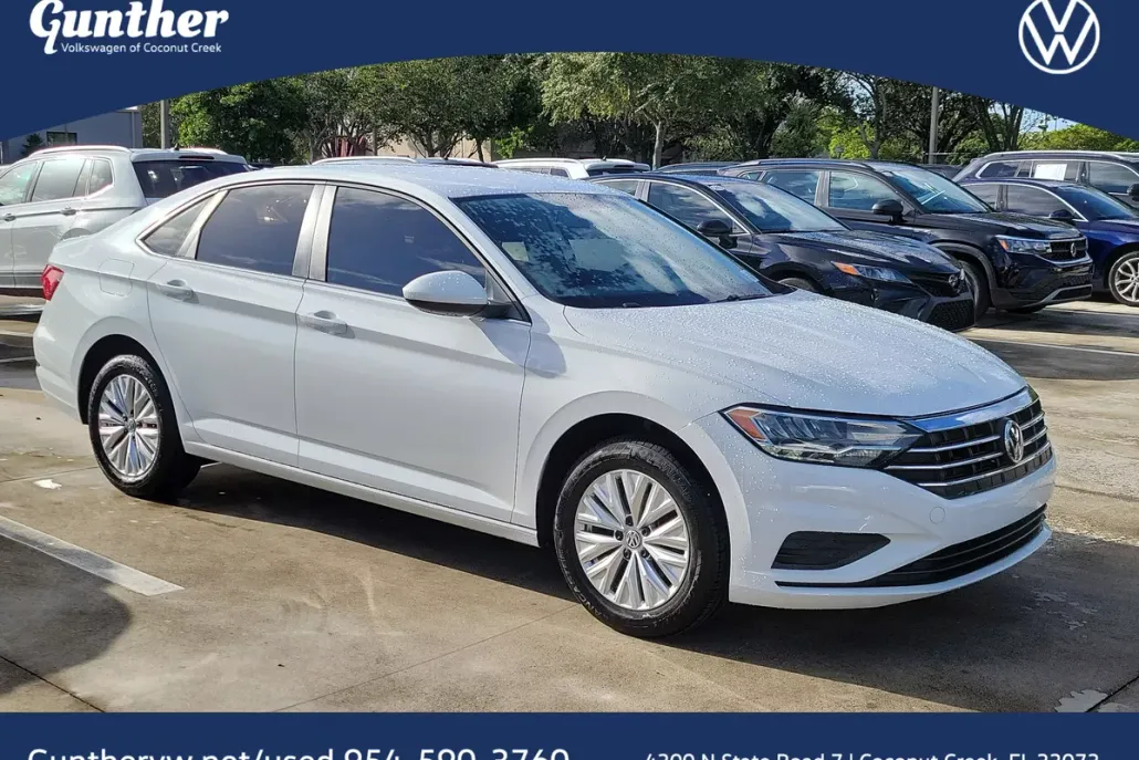 2020 Volkswagen Jetta SE R-Line photo 1