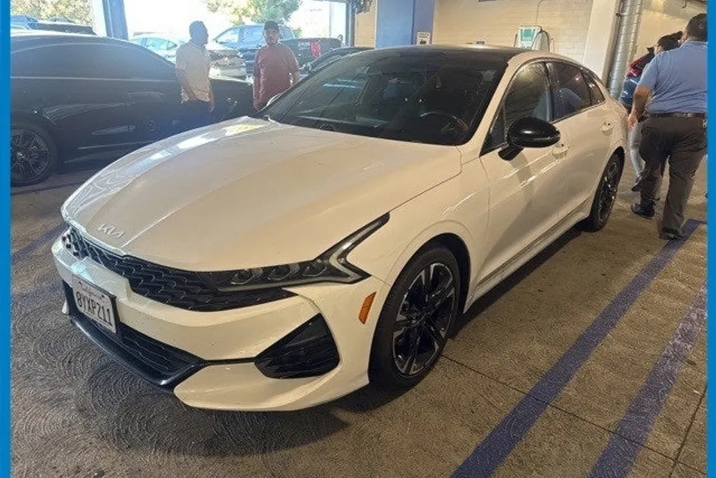 2022 Kia K5 GT-Line photo 1