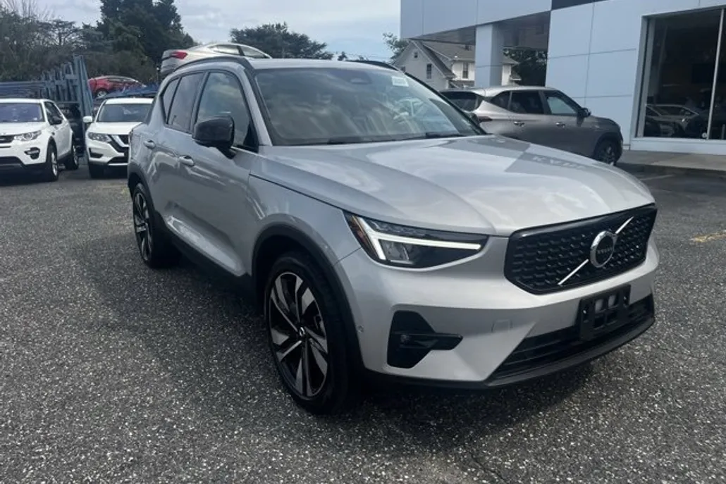 2023 Volvo XC40 AWD Plus photo 1