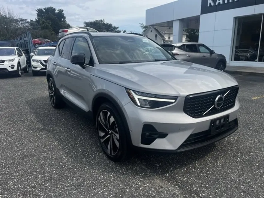 2023 Volvo XC40 AWD Plus photo 1