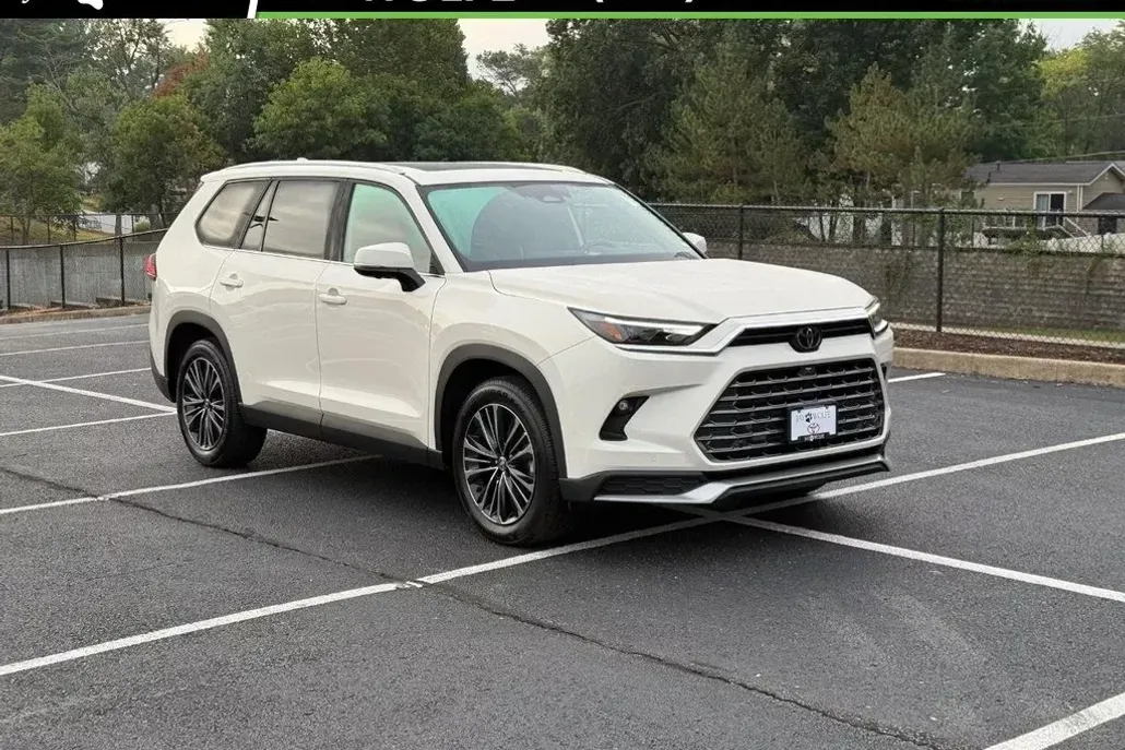 2024 Toyota Highlander Hybrid Platinum photo 1