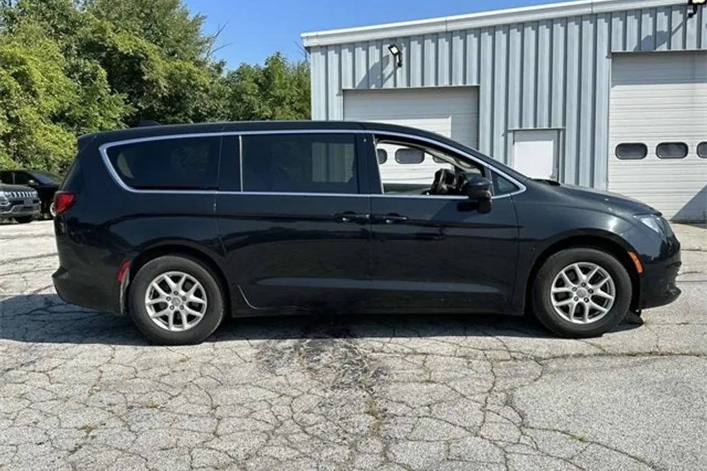 2017 Chrysler Pacifica Touring photo 1