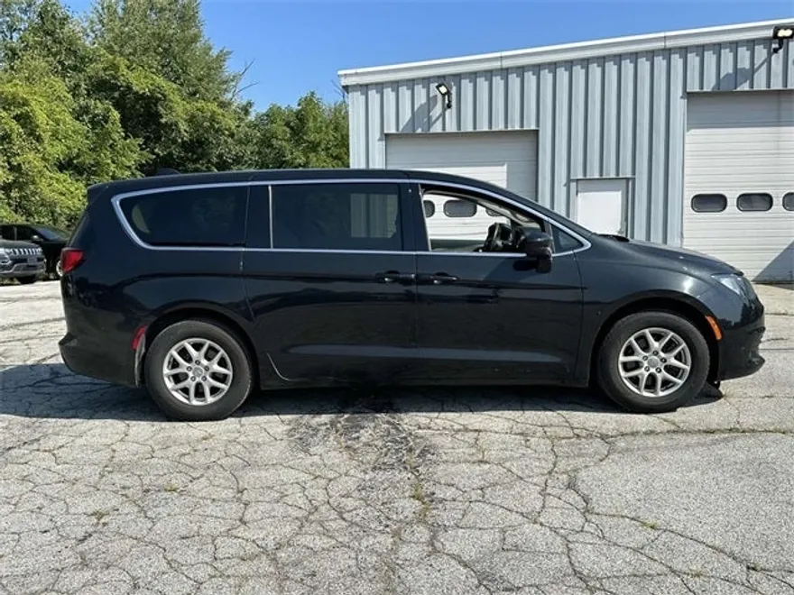 2017 Chrysler Pacifica Touring photo 1