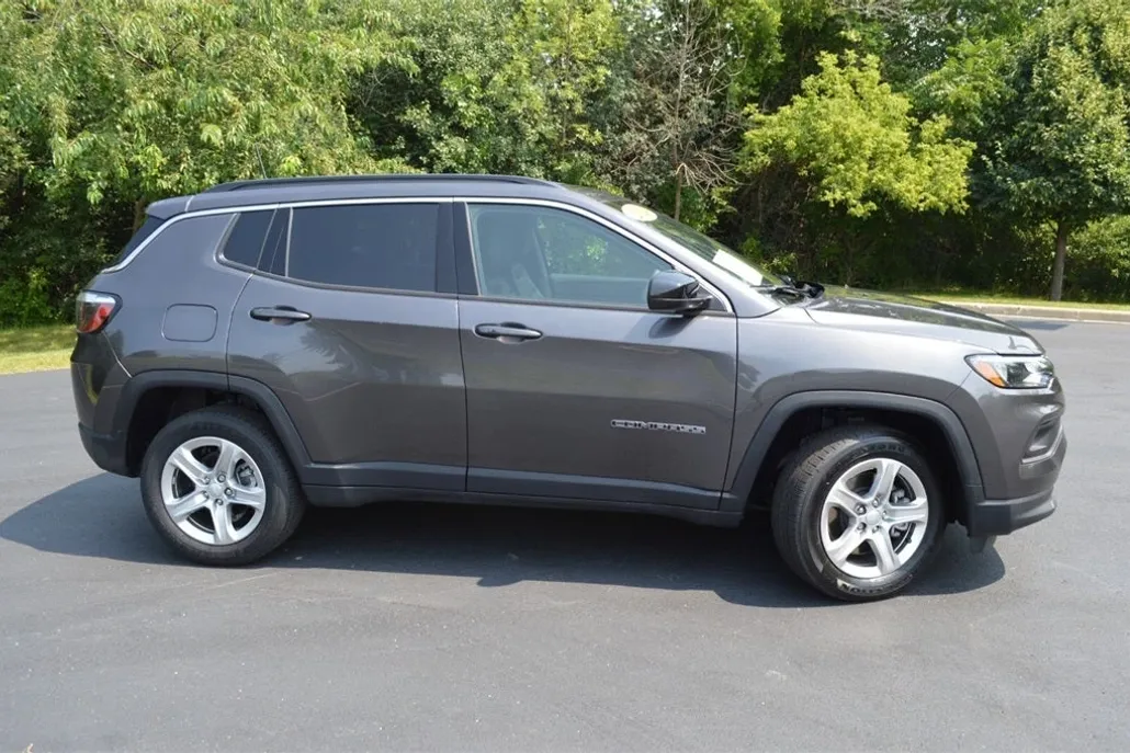 2024 Jeep Compass Latitude photo 1