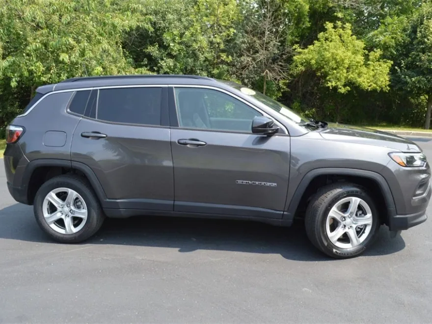 2024 Jeep Compass Latitude photo 1