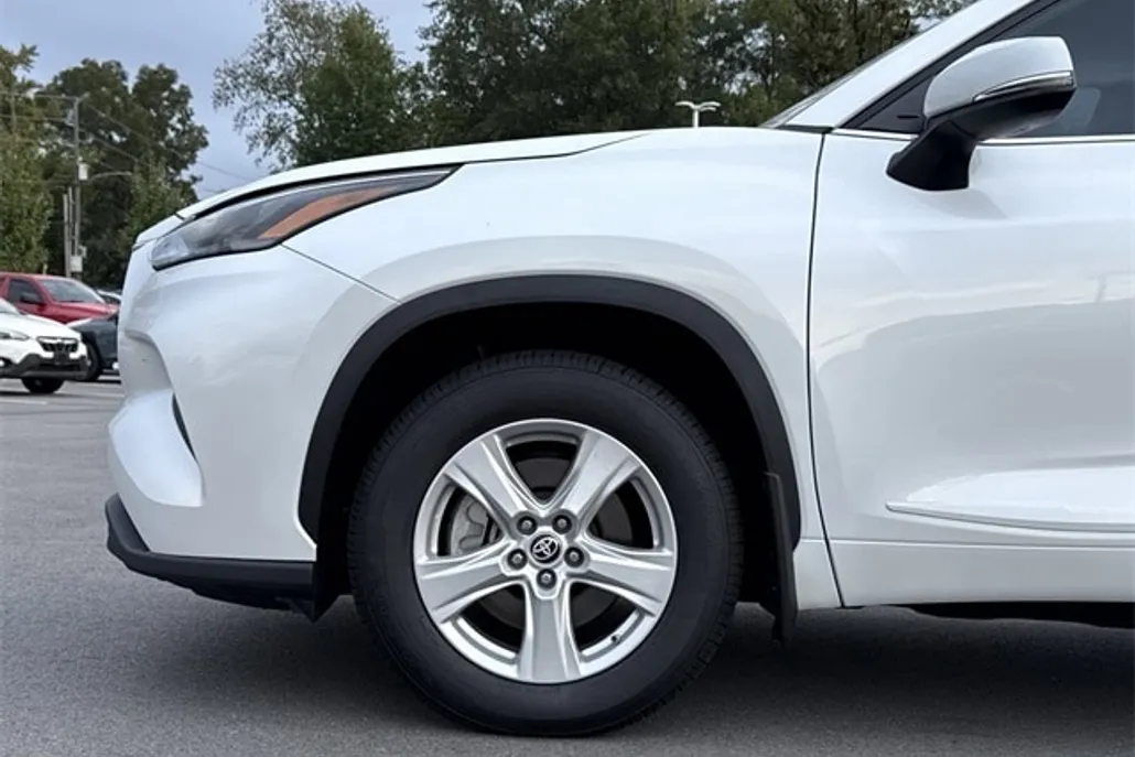 2023 Toyota Highlander L photo 1