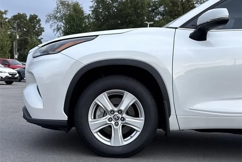 2023 Toyota Highlander L photo 1