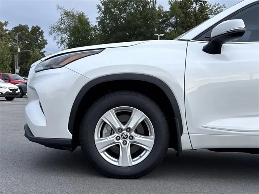 2023 Toyota Highlander L photo 1