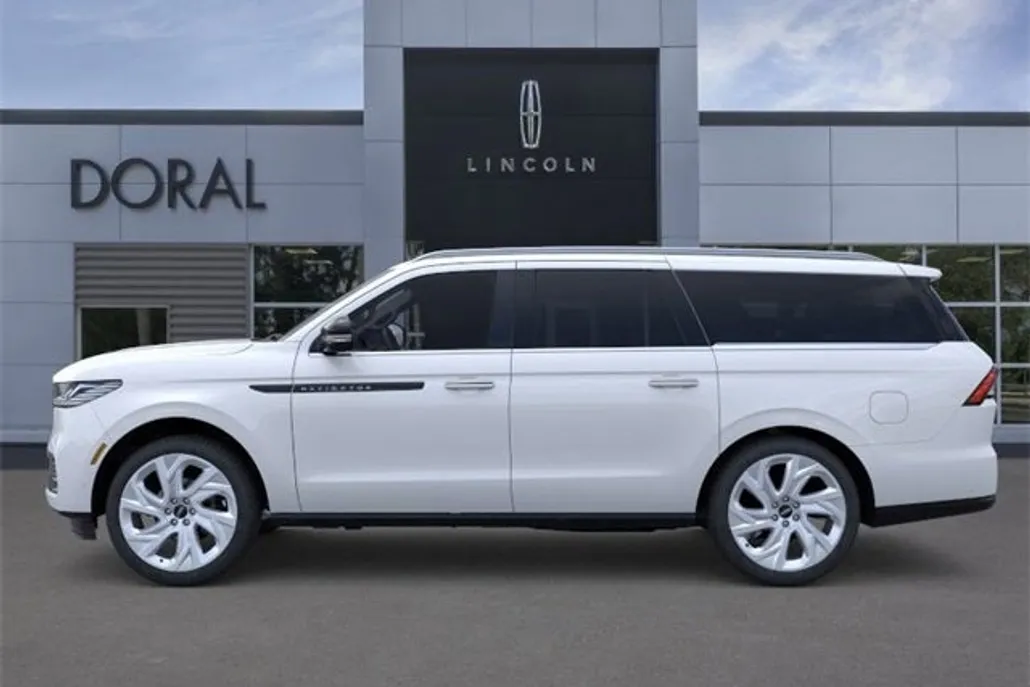 2025 Lincoln Navigator Black Label photo 1