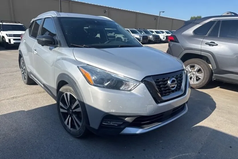 2020 Nissan Kicks SR photo 1