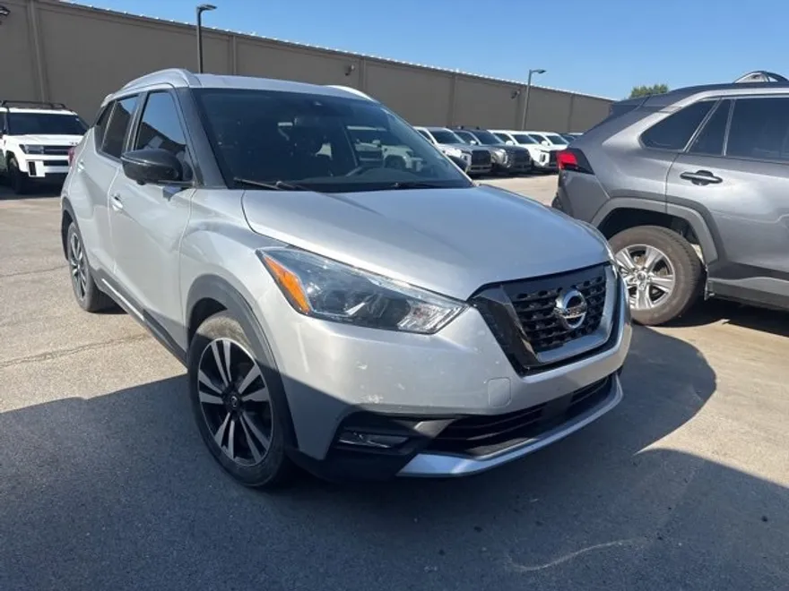 2020 Nissan Kicks SR photo 1