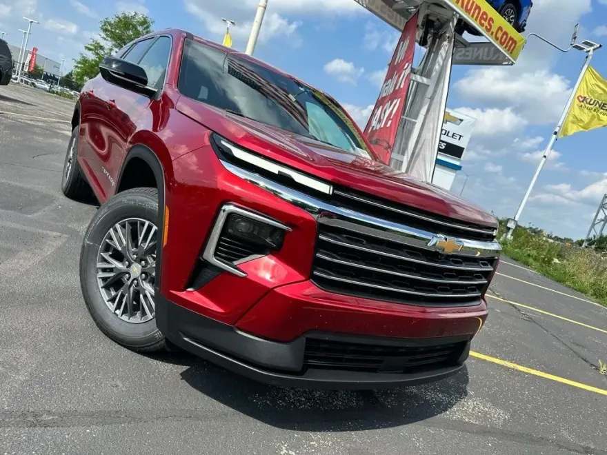 2026 Chevrolet Traverse 2LT photo 1