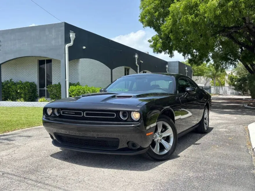 2021 Dodge Challenger SXT photo 1