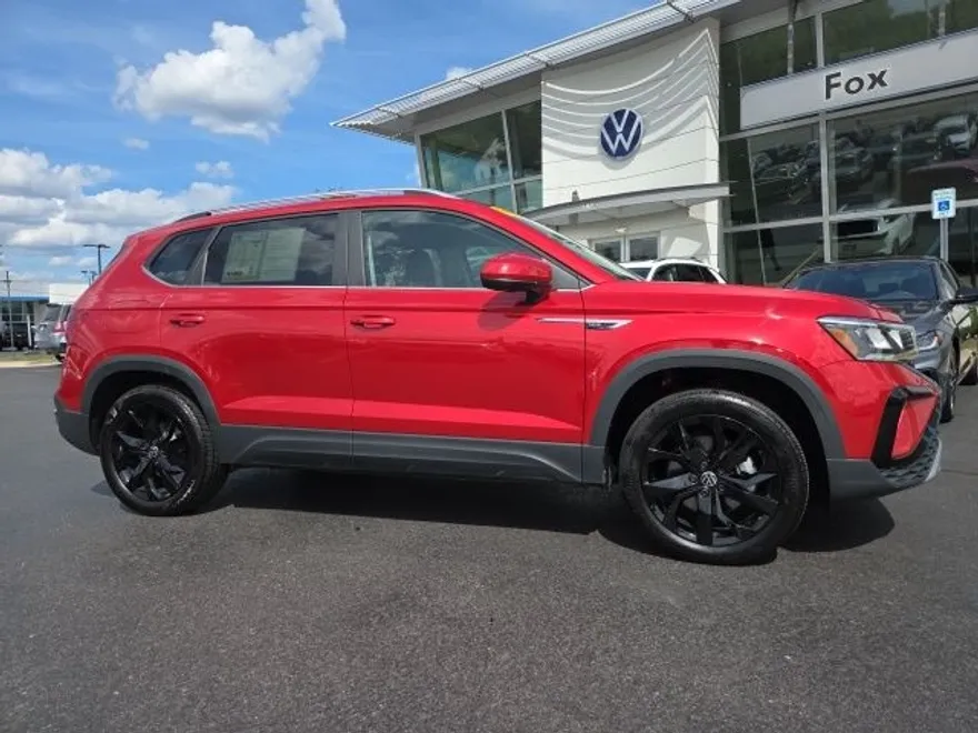 2022 Volkswagen Taos SE photo 1